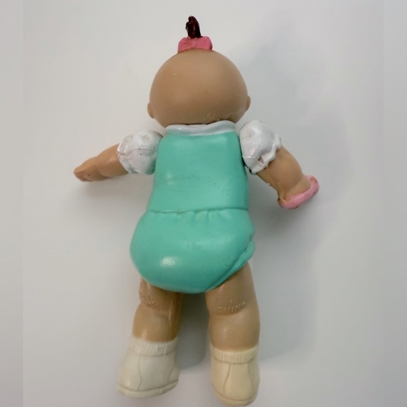 3 3/4โ Cabbage Patch Kid Figure PVC 3 3/4"Poseable Green outfit with Pink Spoon - Picture 6 of 8